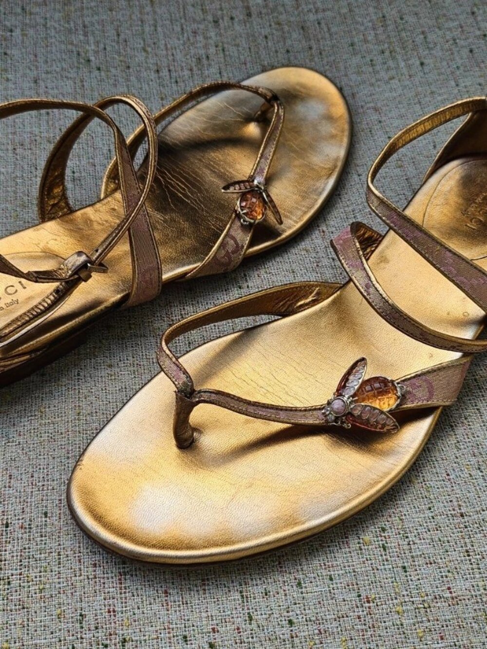 GUCCI Women Sandal Shoes Gold Leather Bumblebee Thong Size 9.5 Made in Italy - Picture 2 of 11